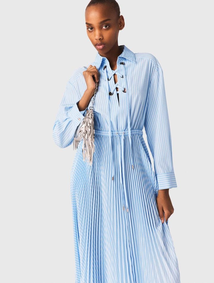 Robe longue pliss&eacute;e avec &oelig;illets