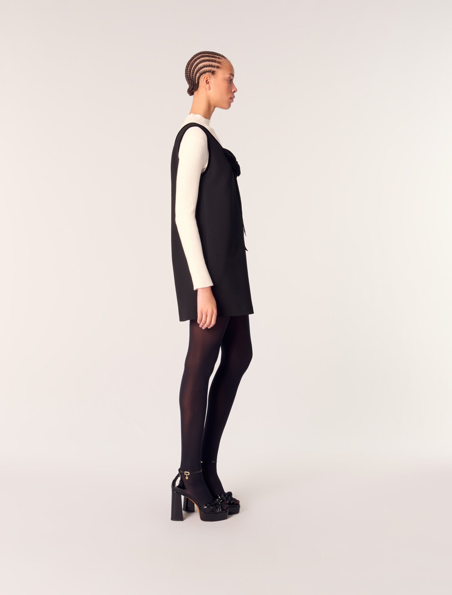 Pinafore dress with velvet collar