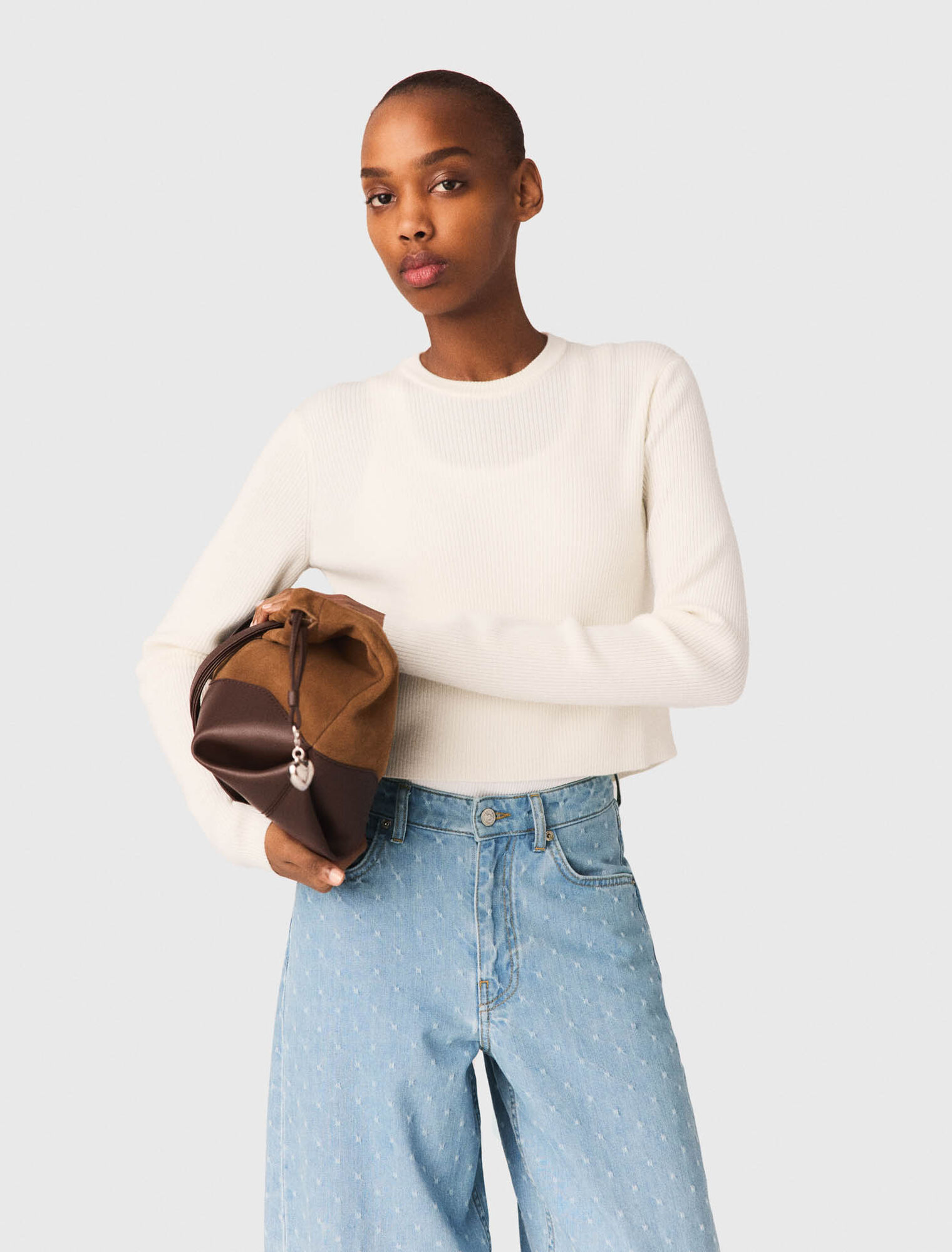 Pull avec boutons bijoux sur le dos