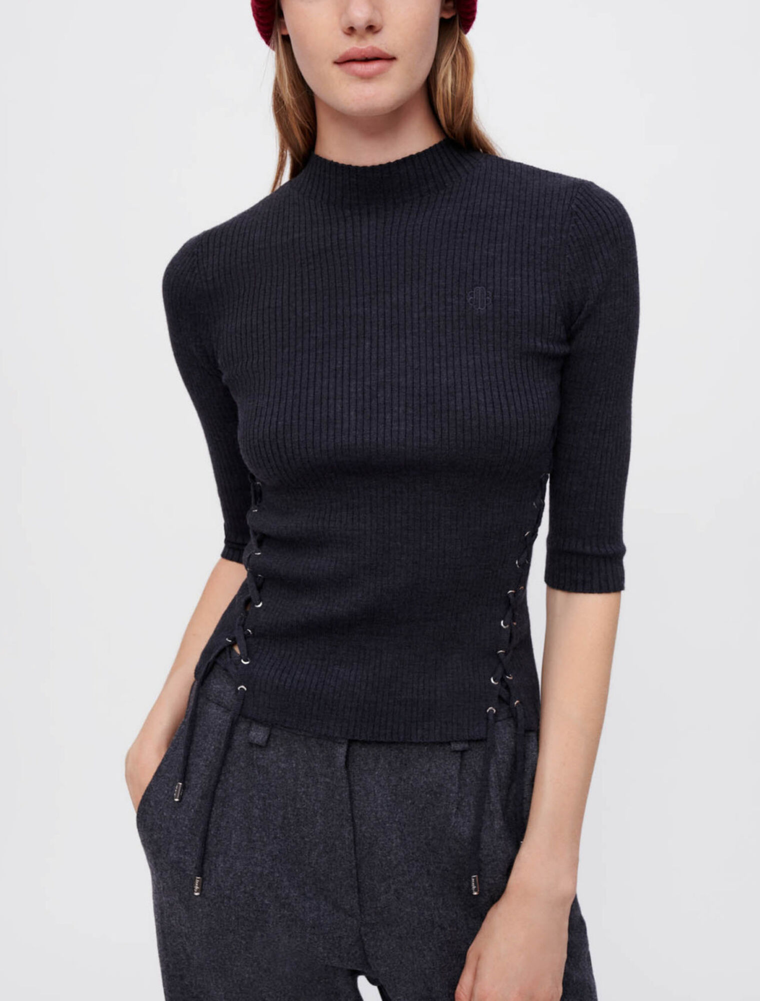 Close-fitting sweater with eyelets