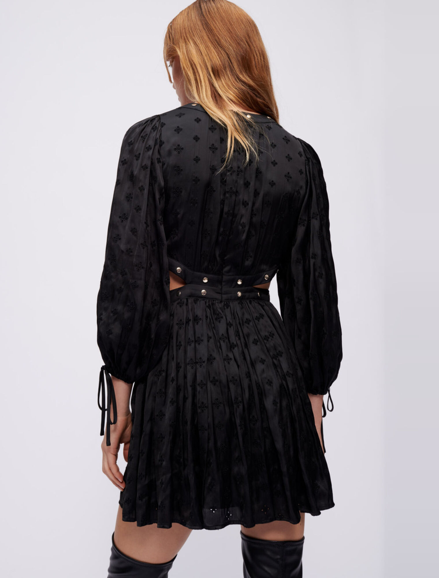 Robe en satin brodé à studs