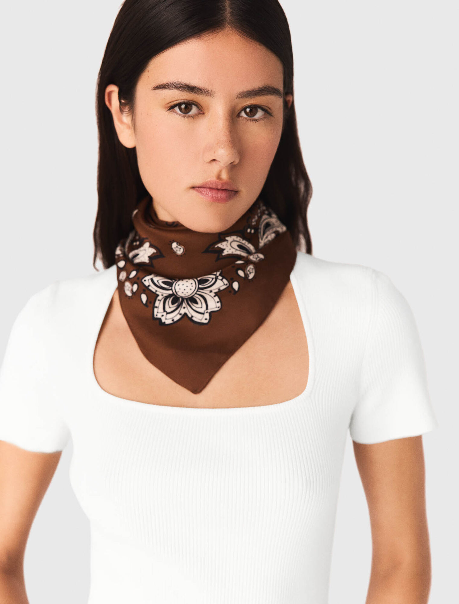 Carr&eacute; en soie &agrave; imprim&eacute; bandana