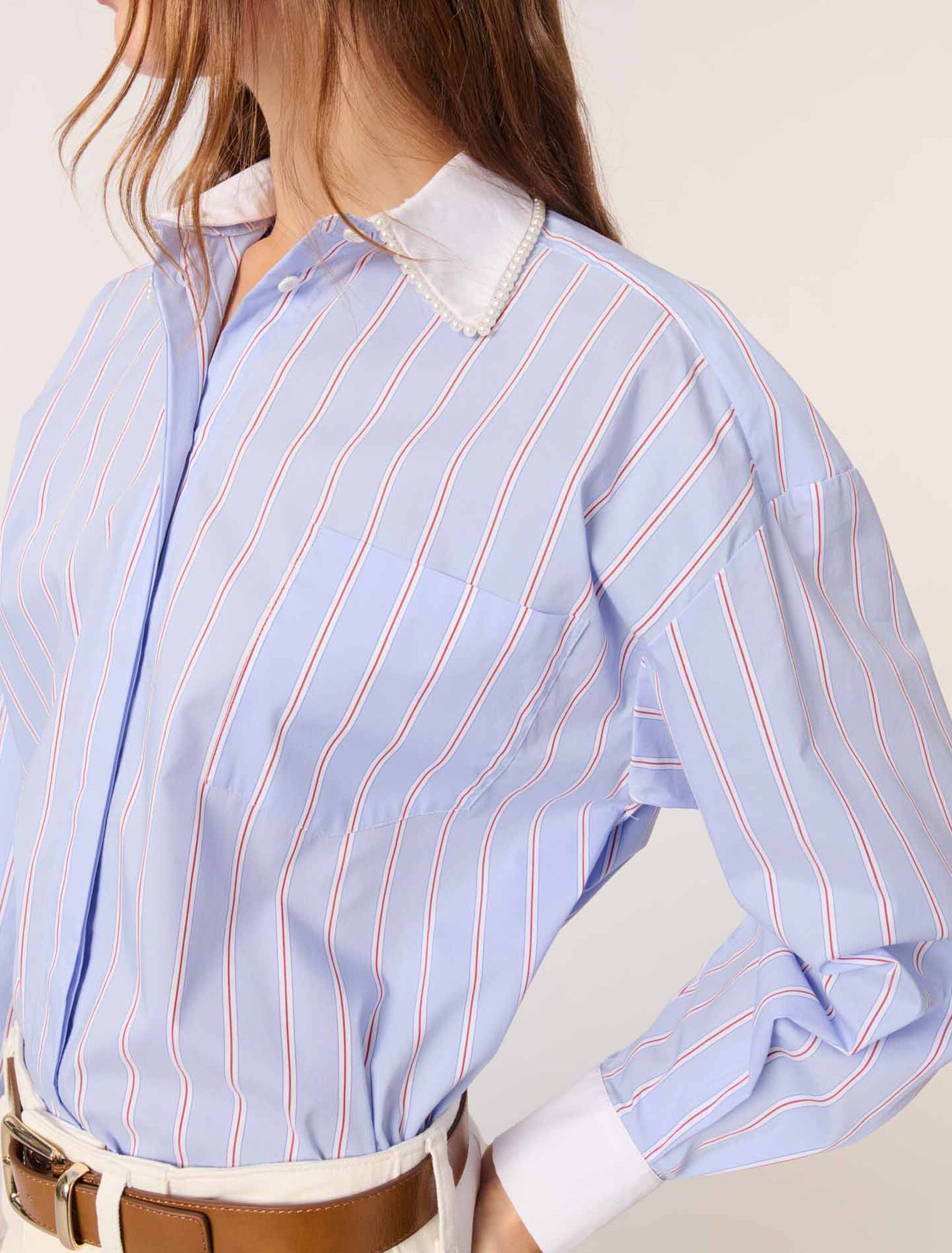 Chemise à rayures et col à perles 
