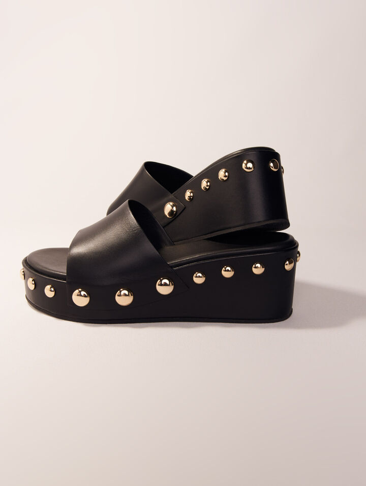 Mules compensées en cuir à studs