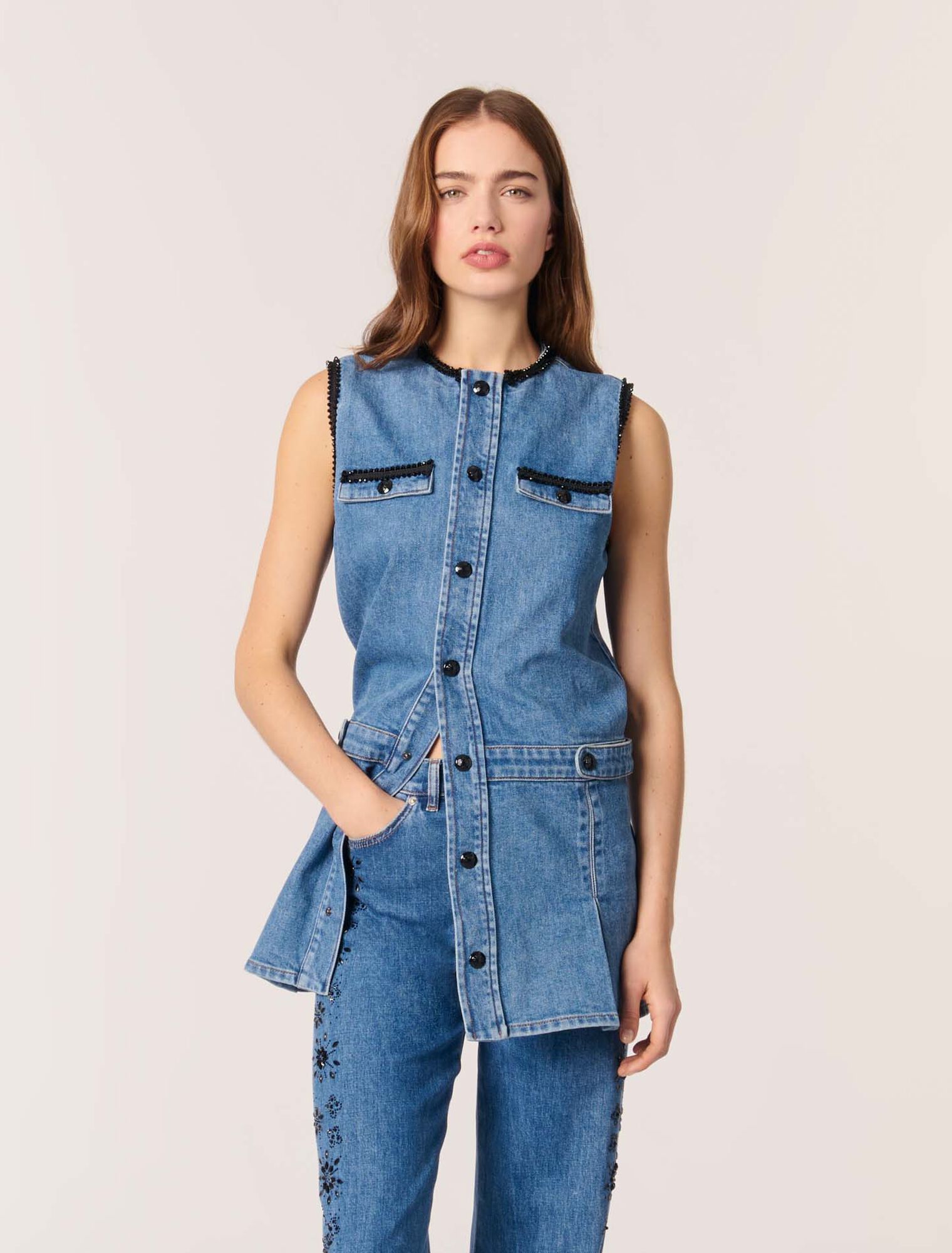 Robe en denim et galons brodés