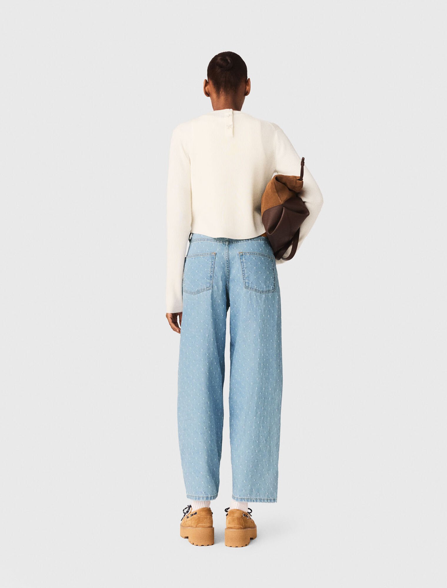 Pull avec boutons bijoux sur le dos