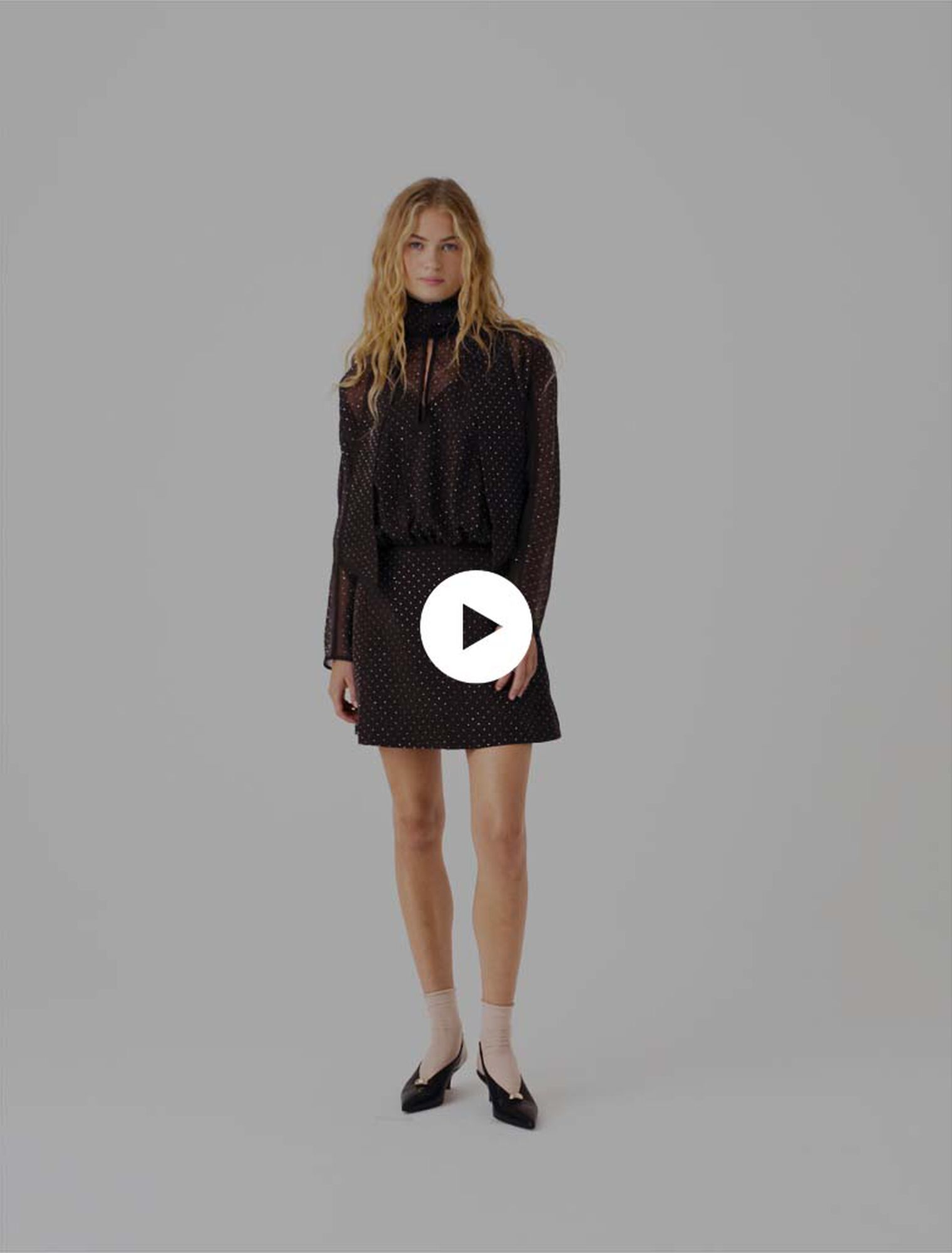 Robe courte strass&eacute;e &agrave; lavalli&egrave;re