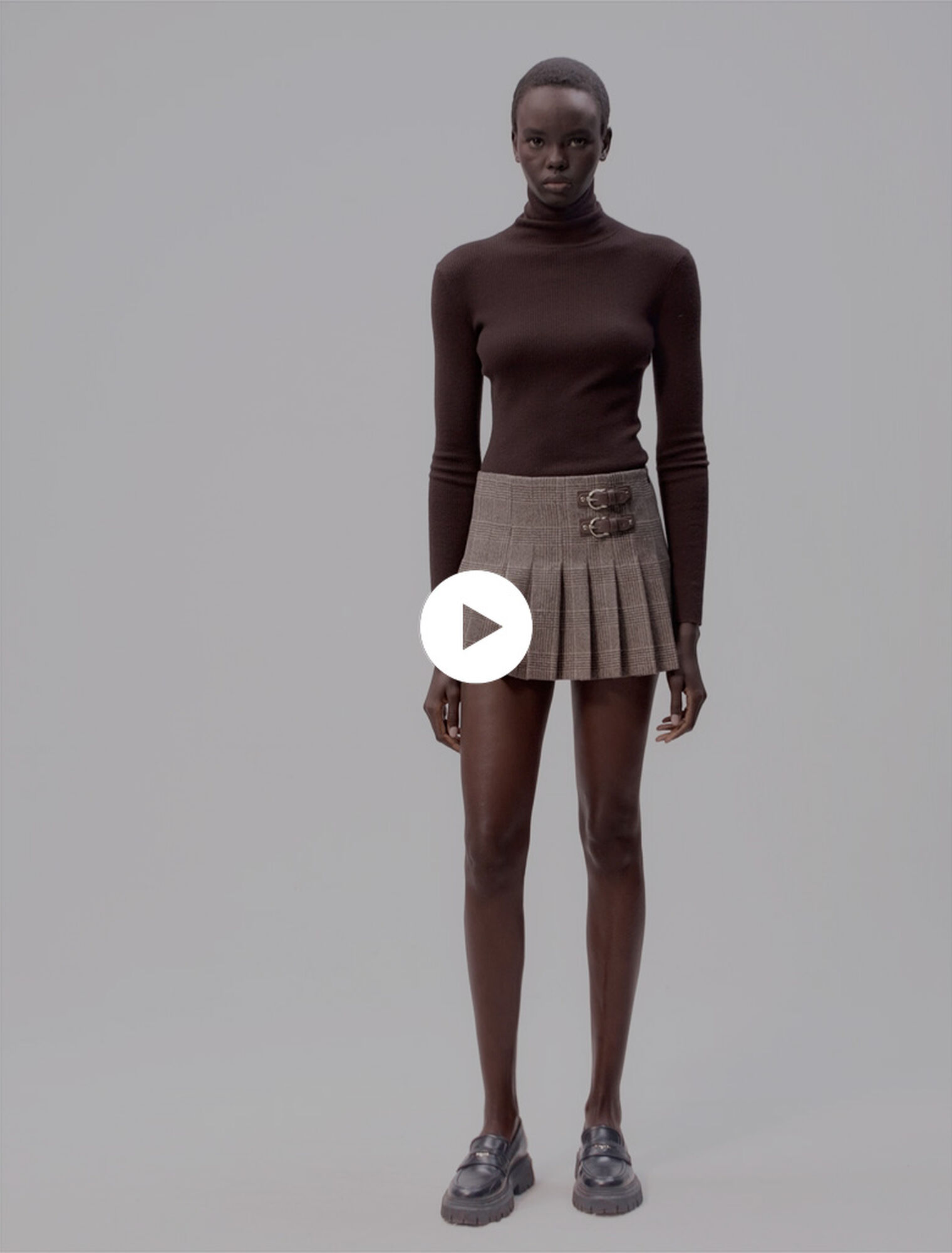 Short pleated skirt