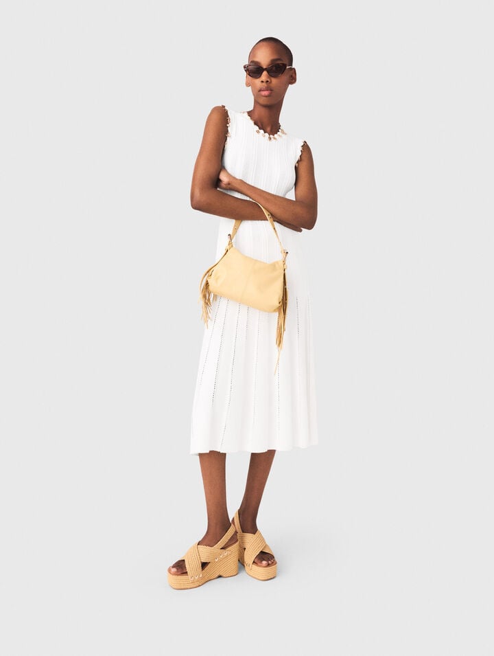 Robe en maille avec bijoux dor&eacute;s