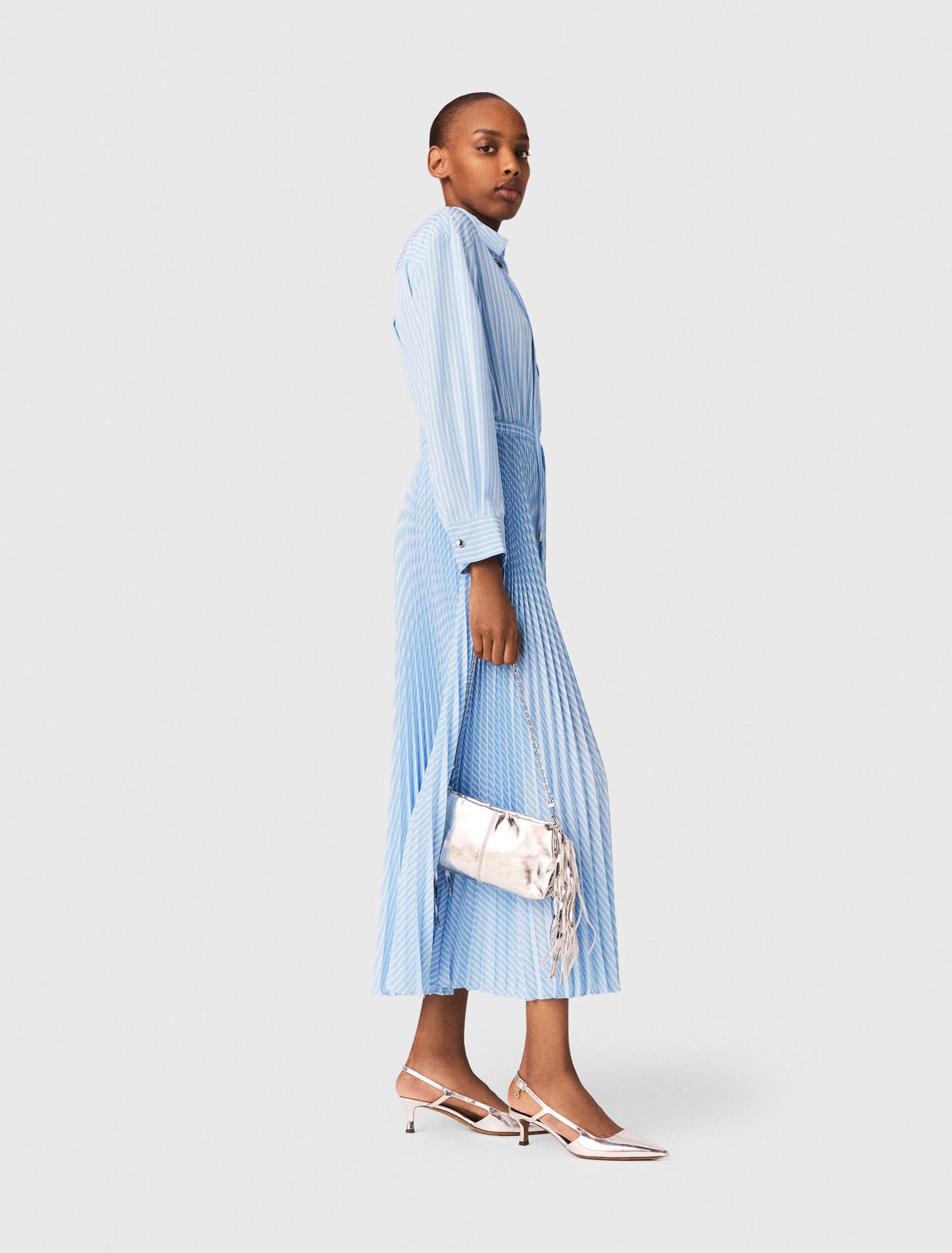 Robe longue pliss&eacute;e avec &oelig;illets