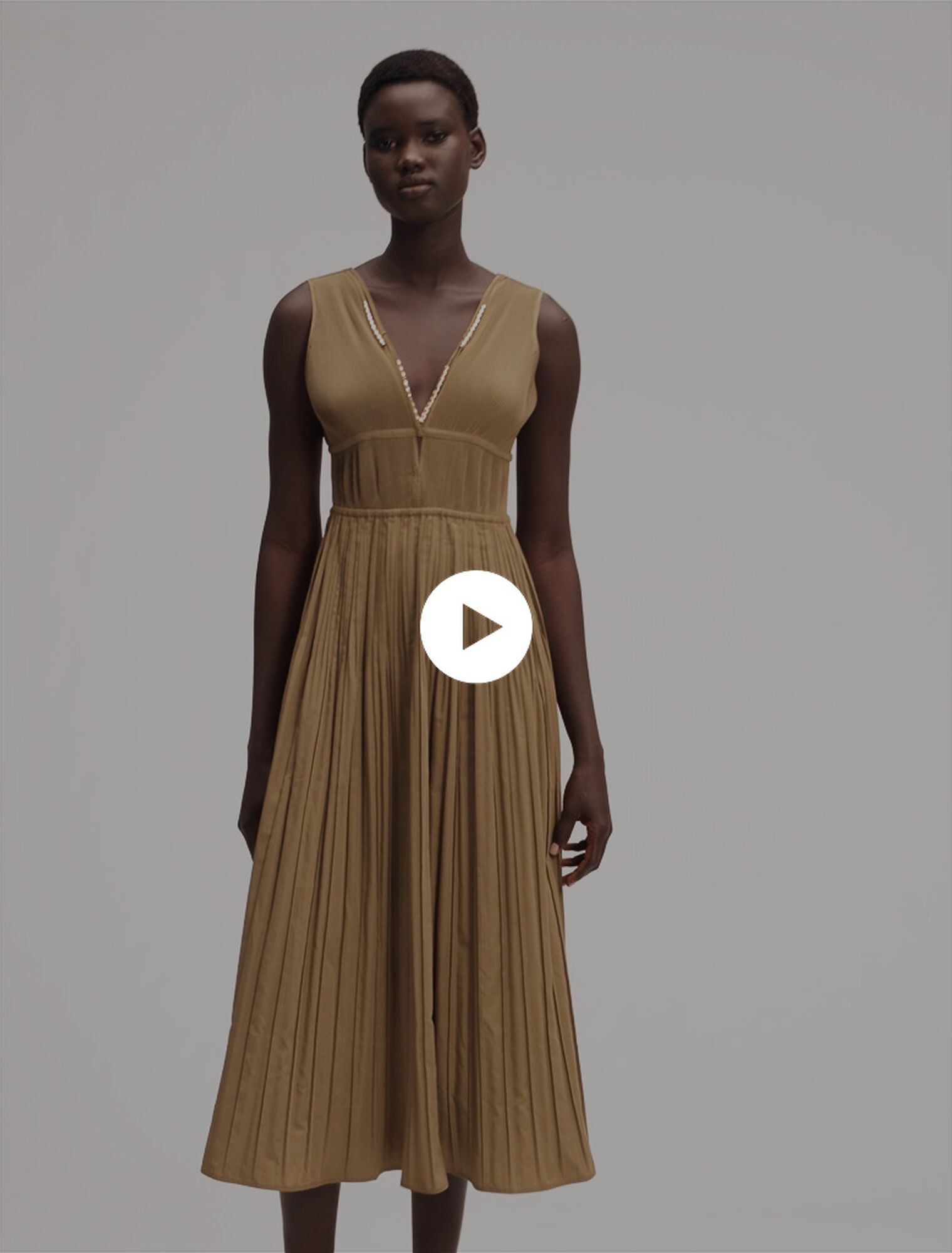 Robe plissée et décolleté bijoux