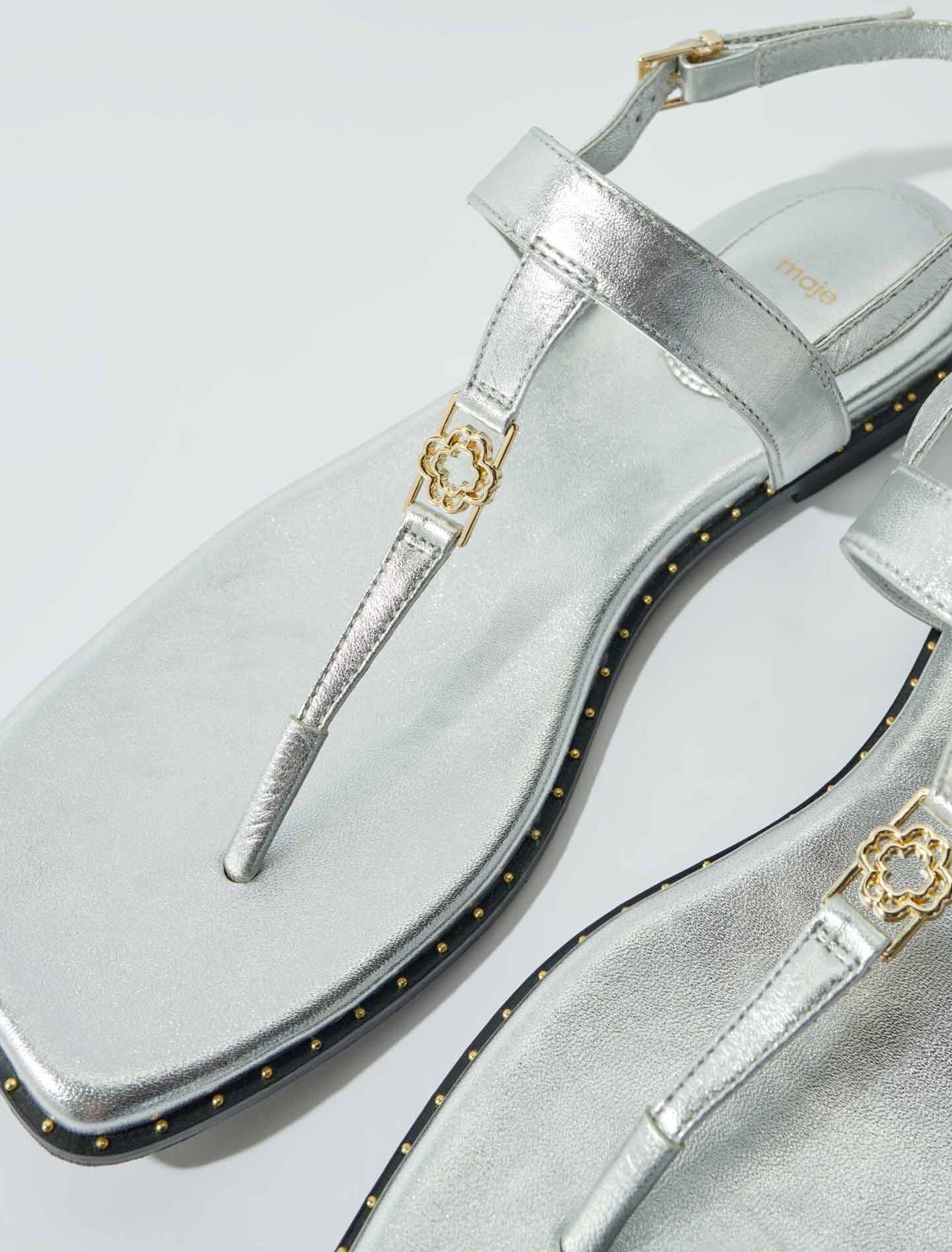 Sandales à brides argentées en cuir