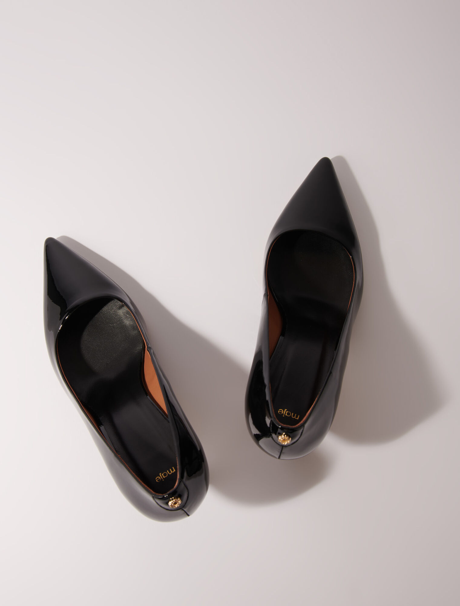 Leather pumps with pointed toes