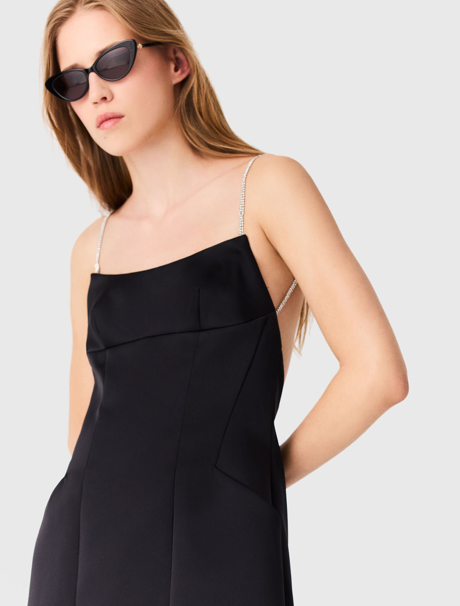 Robe courte en satin dos nu