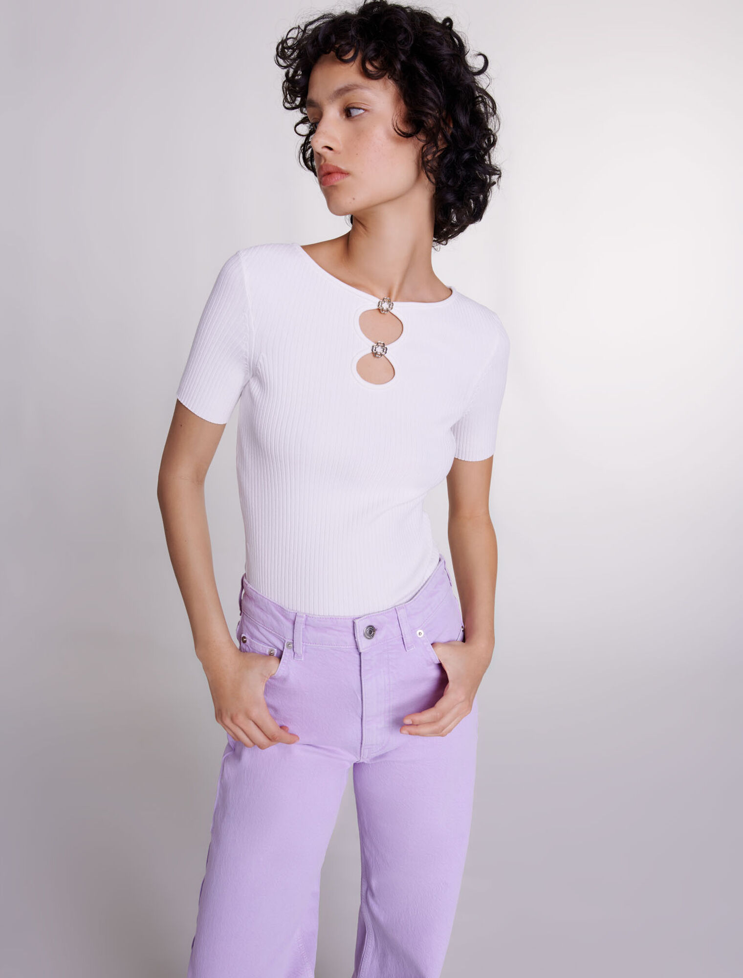Top en maille ajourée et bijoux
