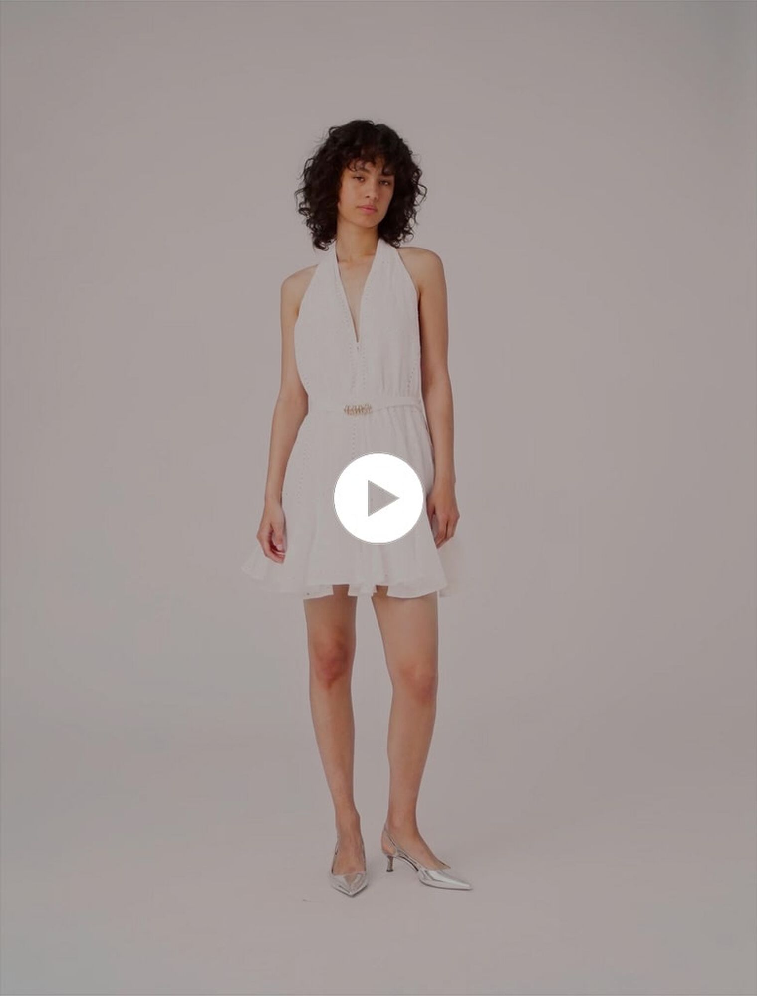 Robe courte brodée dos nu 