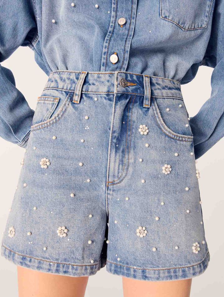 Short en denim à perles brodées