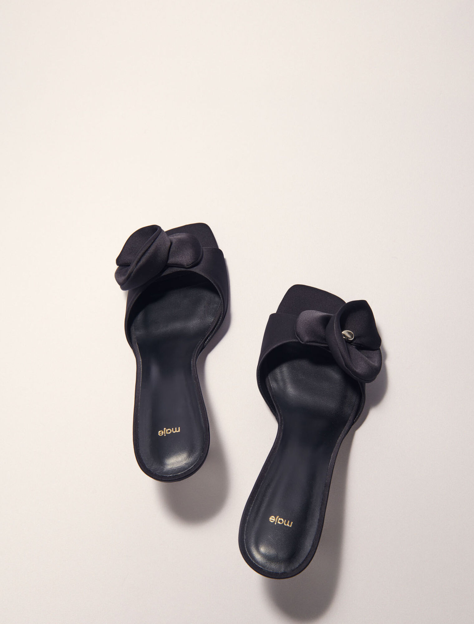 Mule en textile avec fleur satinée