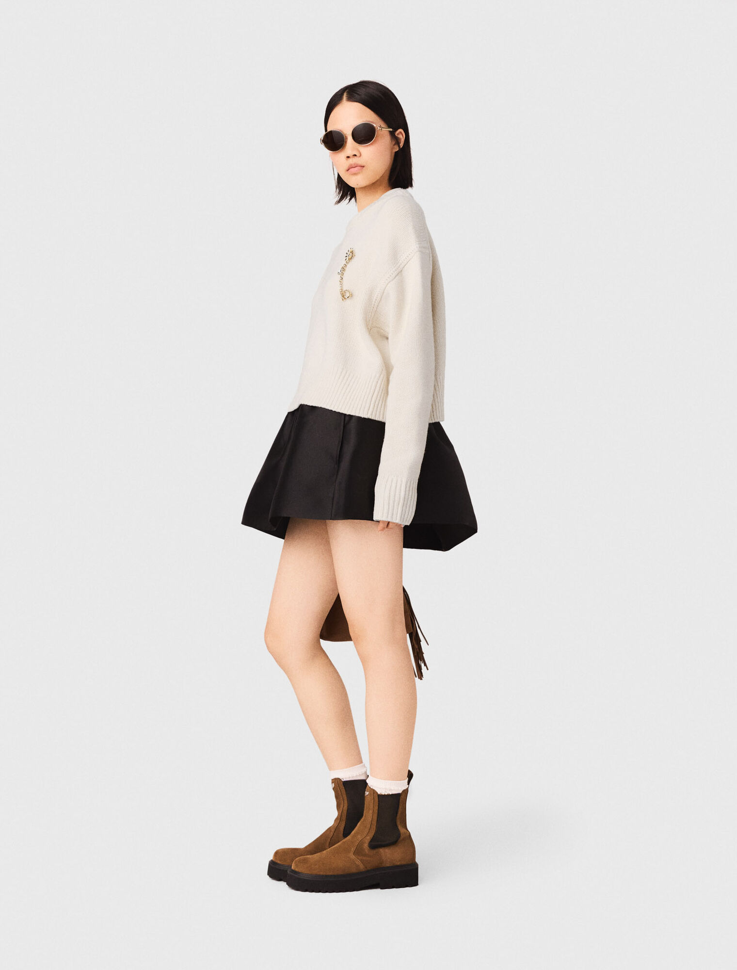 Jumper with floral brooch