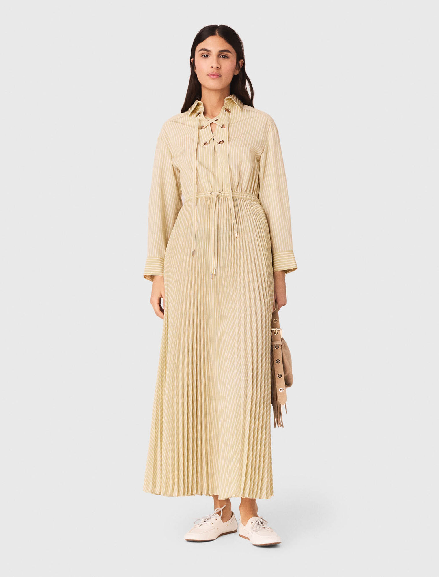 Robe longue pliss&eacute;e avec &oelig;illets