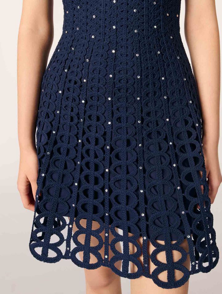 Robe courte en crochet strassée