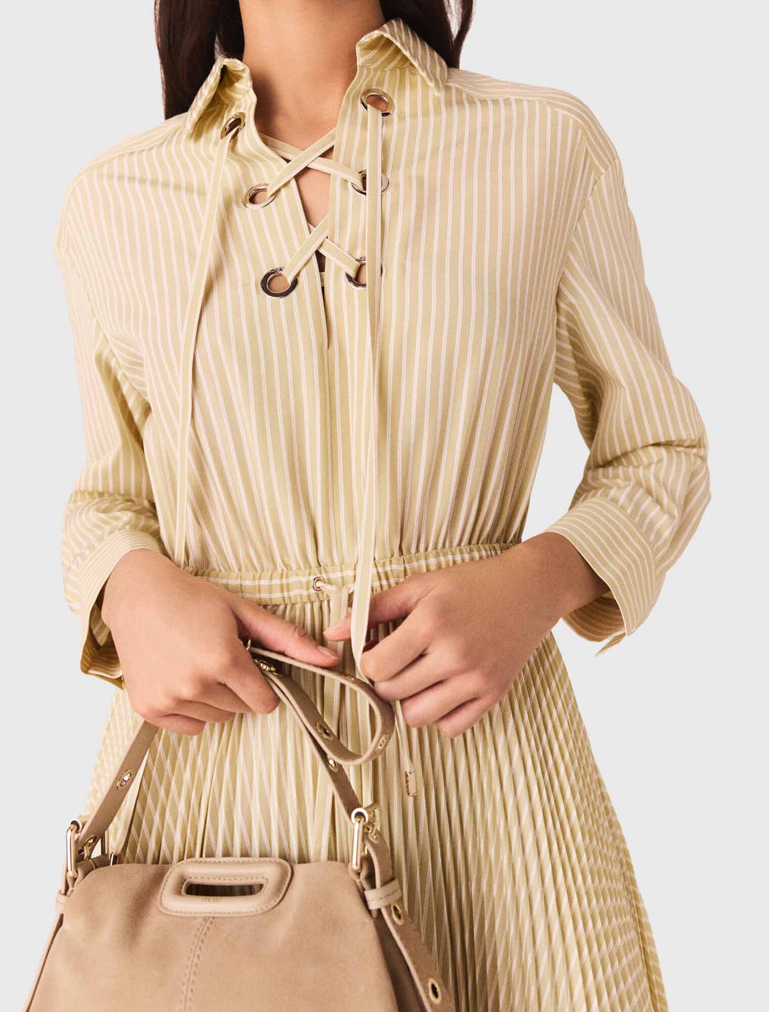 Robe longue pliss&eacute;e avec &oelig;illets