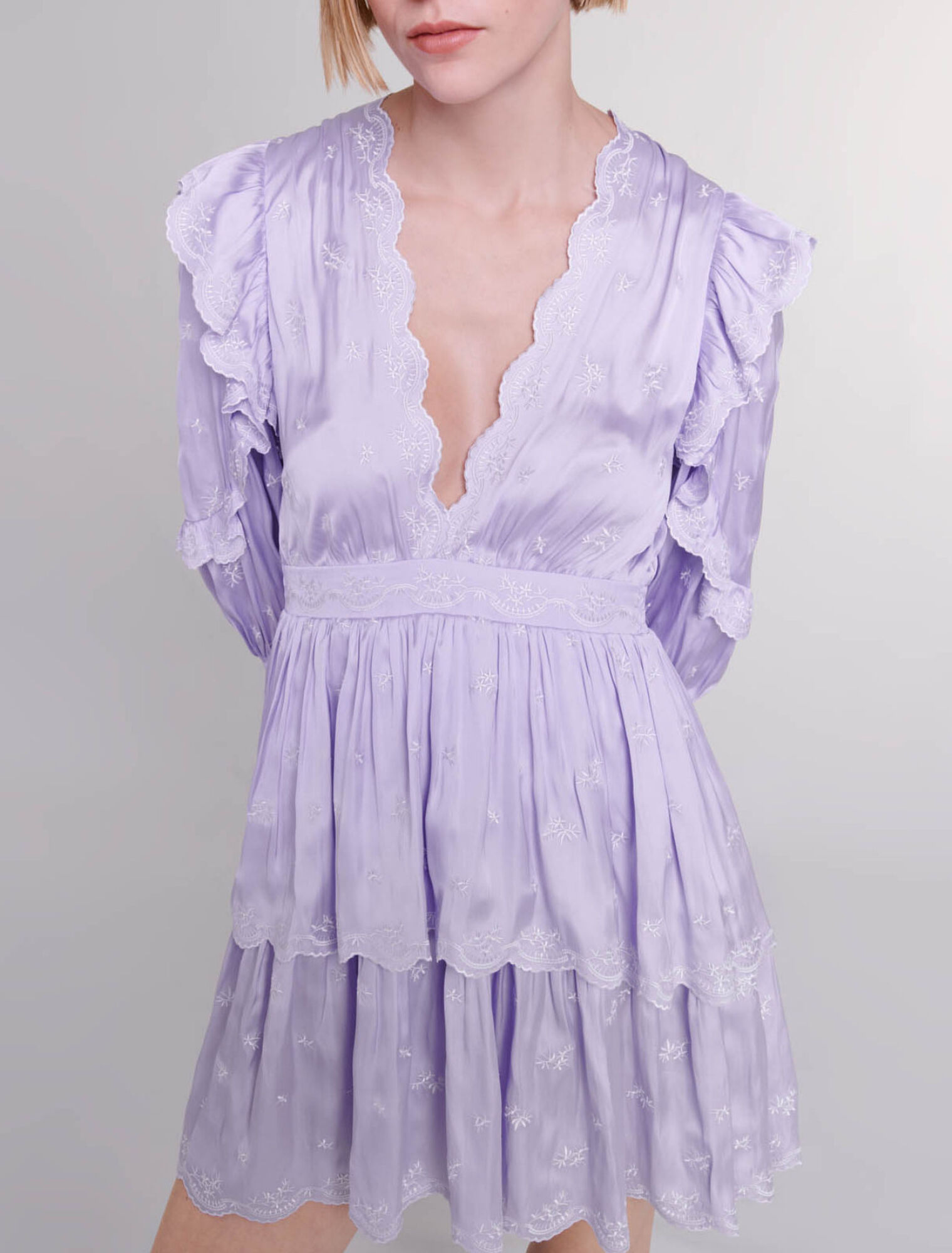 Robe courte satinée brodée
