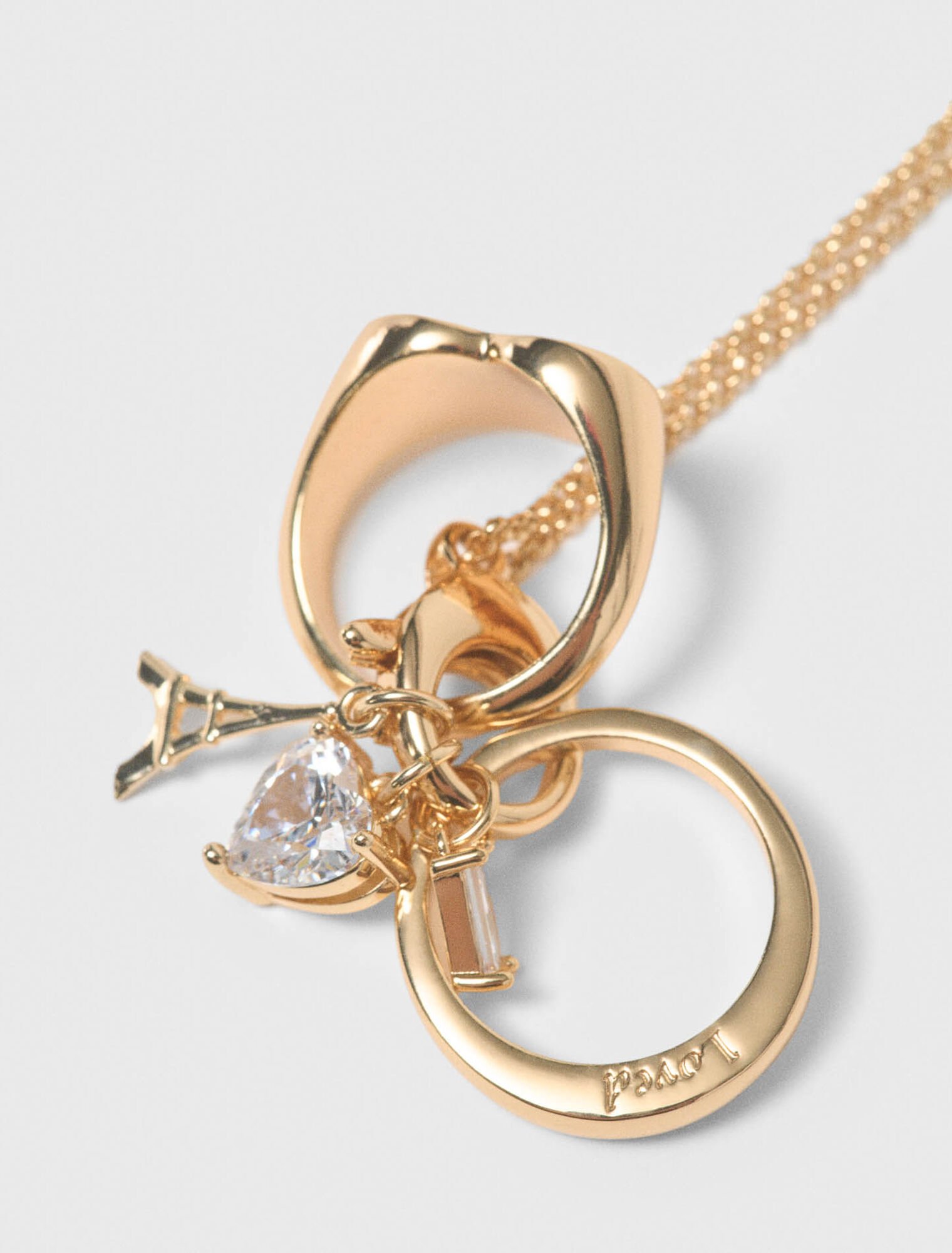 Collier dor&eacute; avec d&eacute;tails bagues