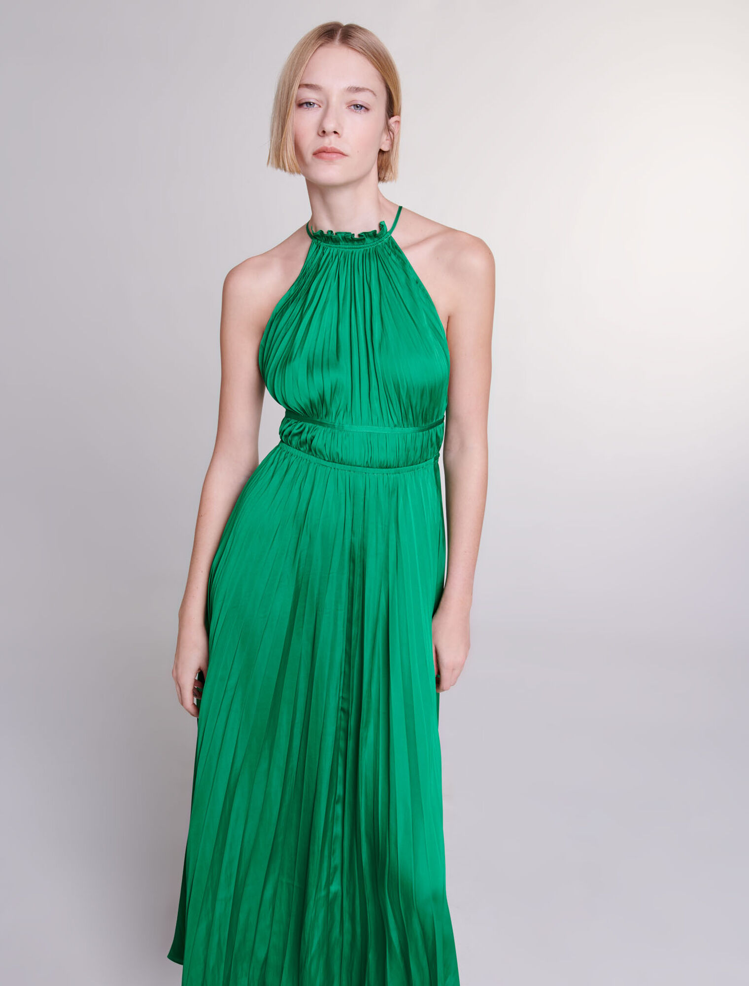 Robe longue satinée plissée