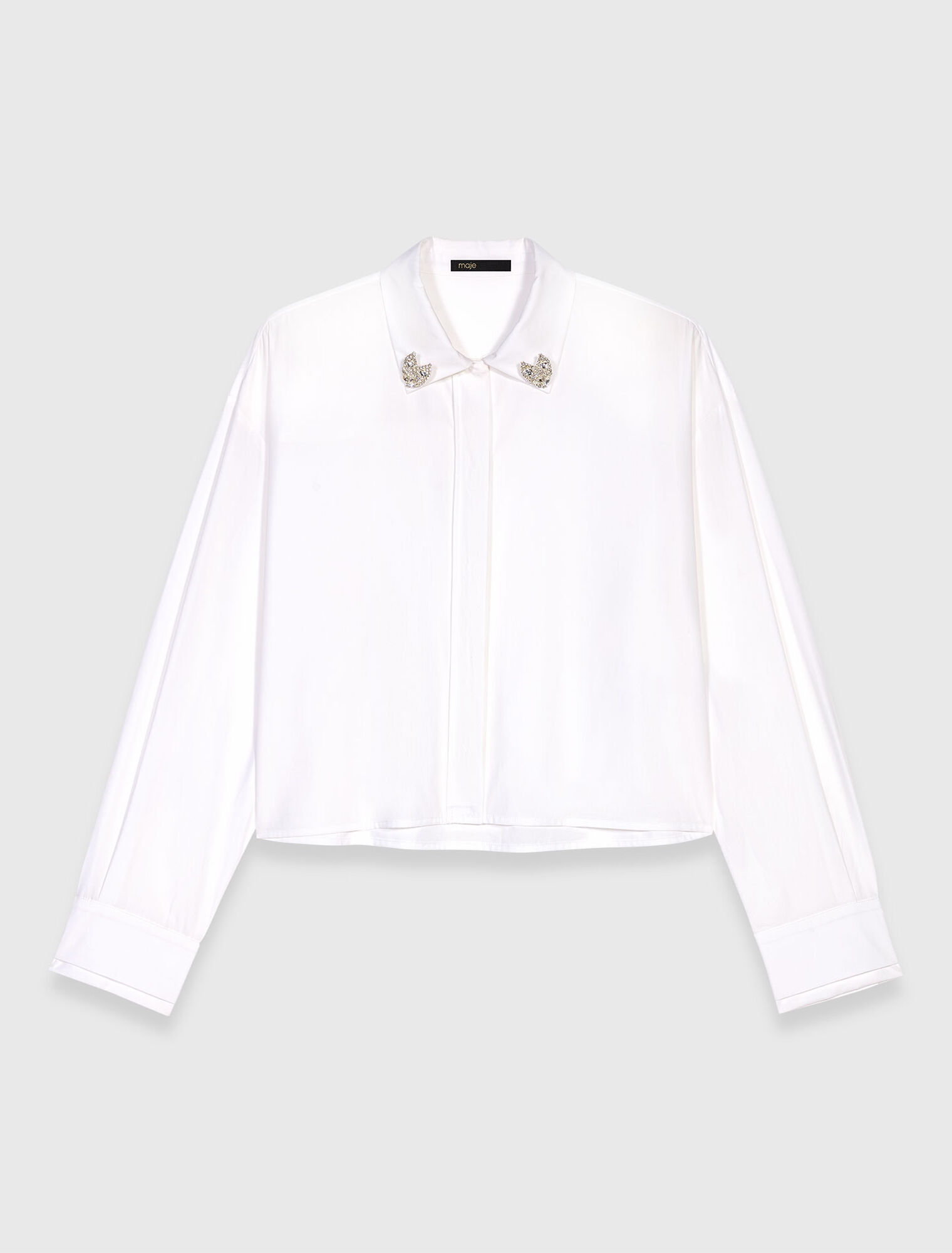 Chemise courte et détails bijoux