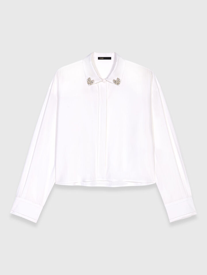 Chemise courte et détails bijoux