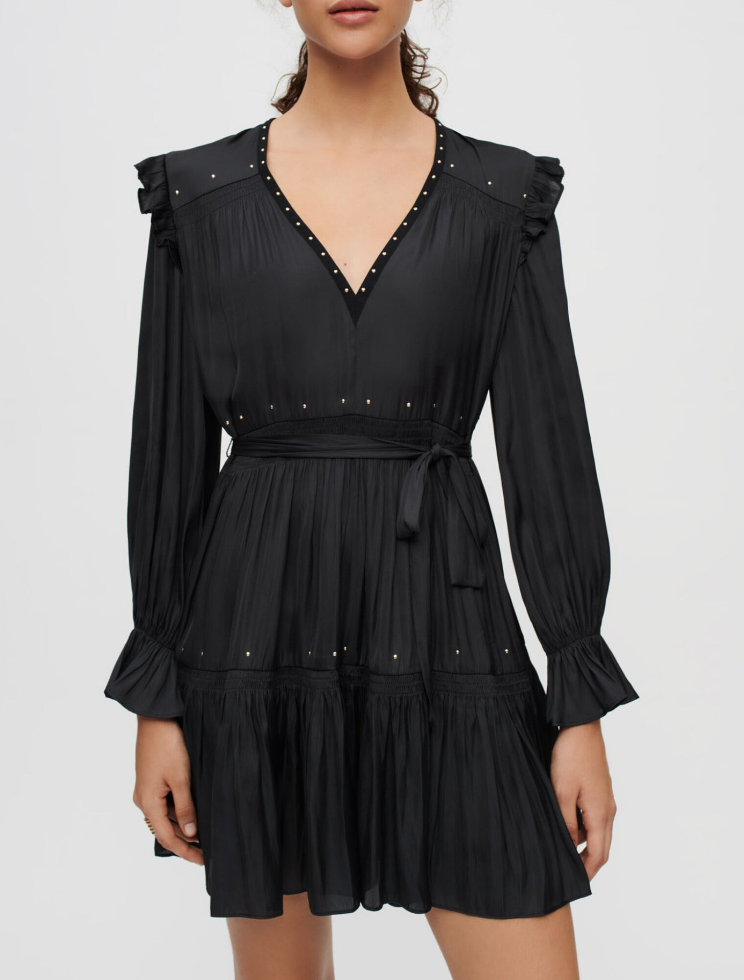 Robe noire en satin fluide à studs dorés