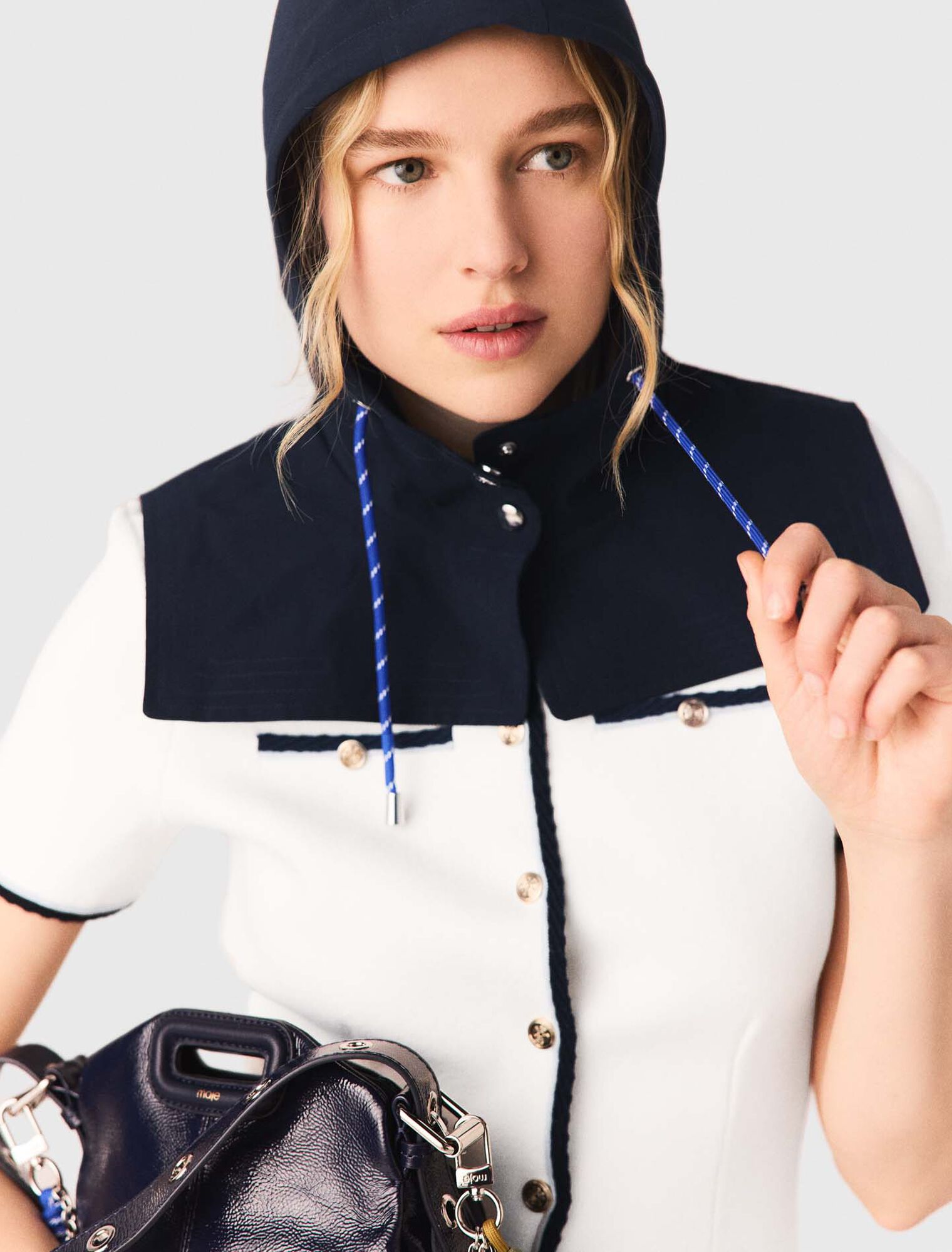 Capuche imperm&eacute;able avec cordons