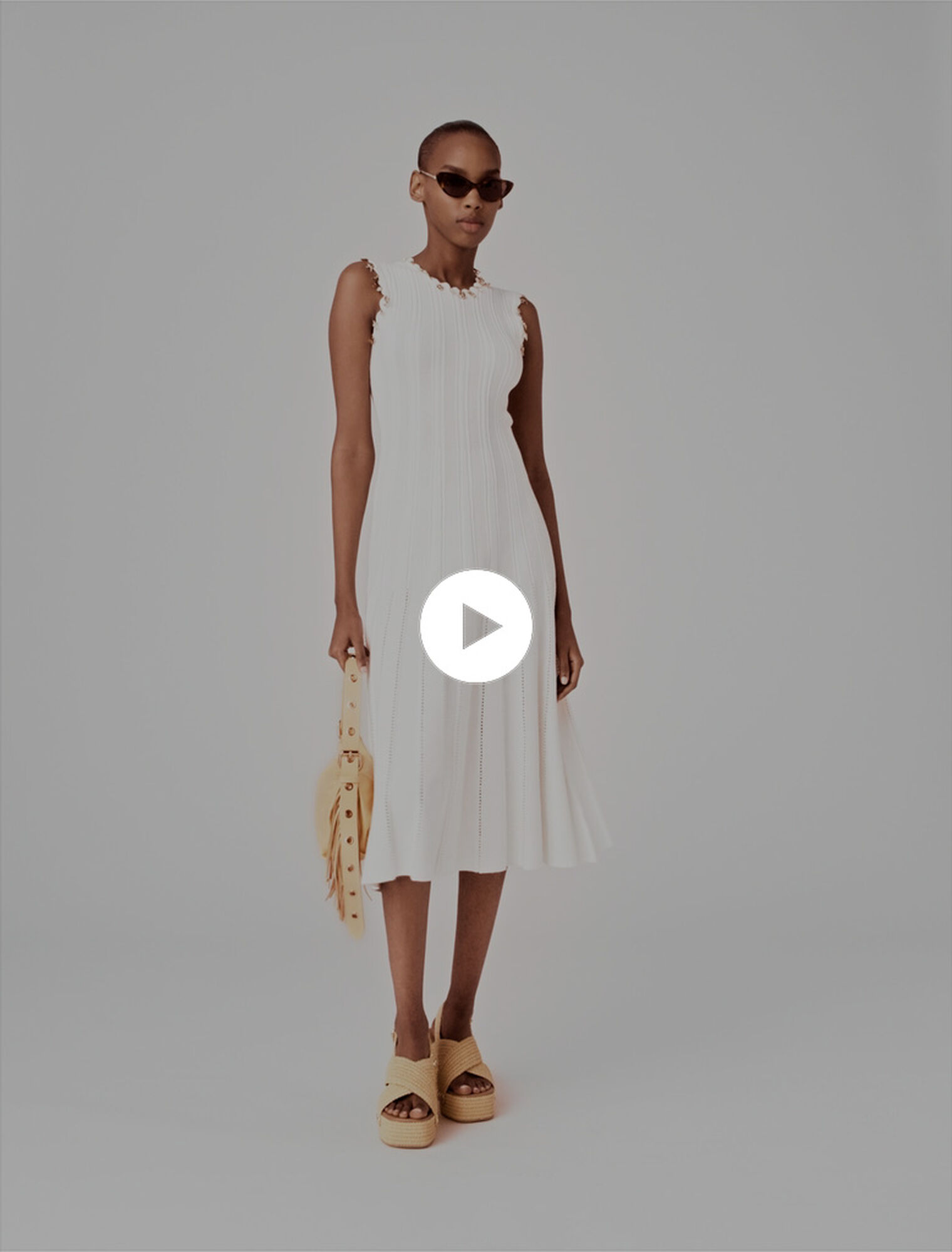 Robe en maille avec bijoux dor&eacute;s